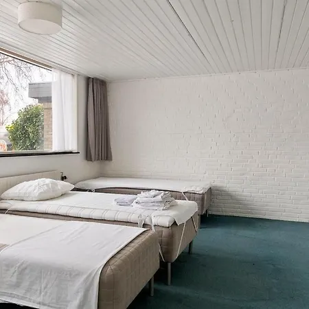 One Floor With 6 And 2 Baths In Rødby
